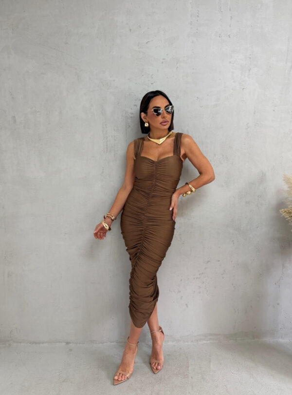 Midi lešnik braon elegantna haljina naboranog materijala sa srce dekolteom i debljim ležernim bretelama