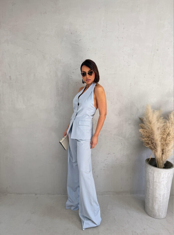 Svetlo plavi komplet zvonastih pantalona visokog struka i dužeg prsluka