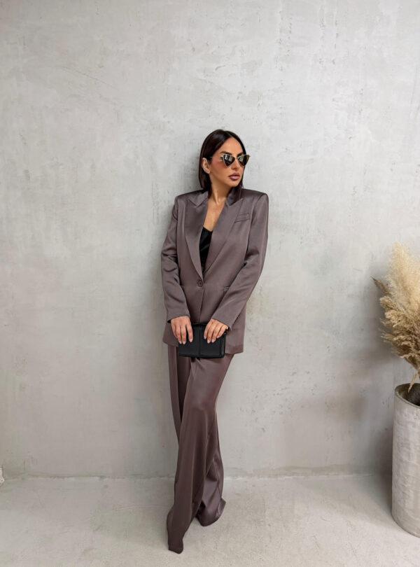 Sjajno elegantno odelo braon svetlucavog materijala, zvonaste pantalone visokog struka i sako