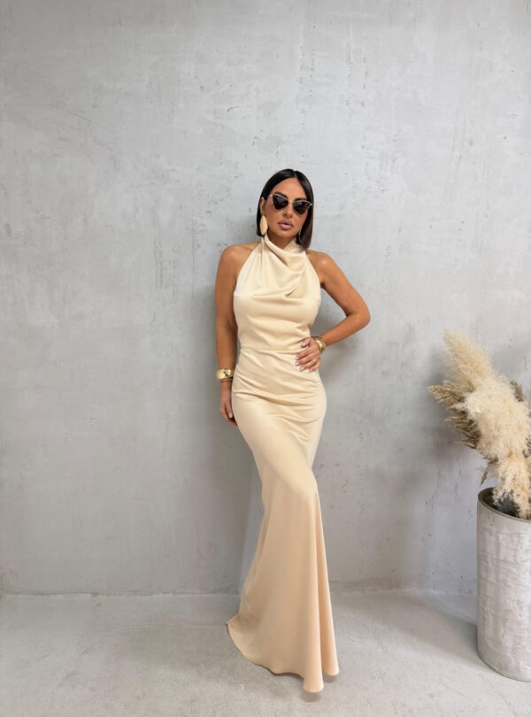 Duga bež satenska elegantna haljina otvorenih leđa i nabranog dekoltea