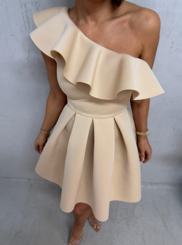 Mini elegantna asimetrična bež haljina A kroja sa karnerom preko grudi od čvrste skube