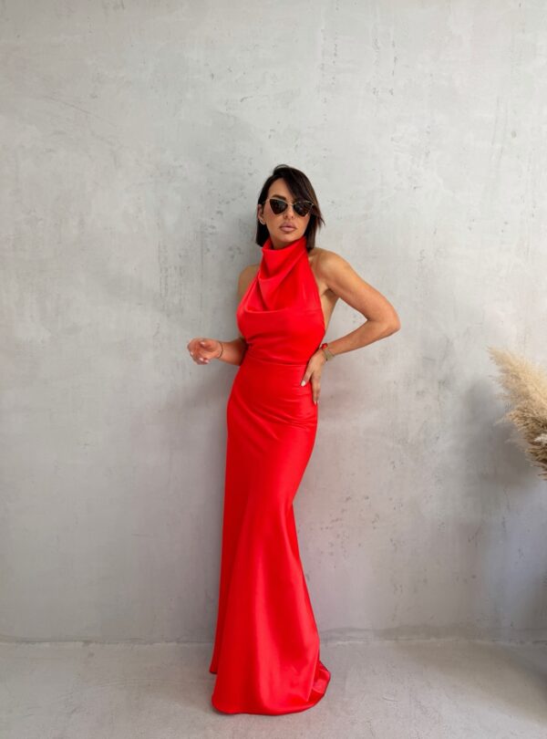 Duga crvena satenska elegantna haljina otvorenih leđa i nabranog dekoltea