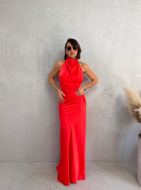 Duga crvena satenska elegantna haljina otvorenih leđa i nabranog dekoltea