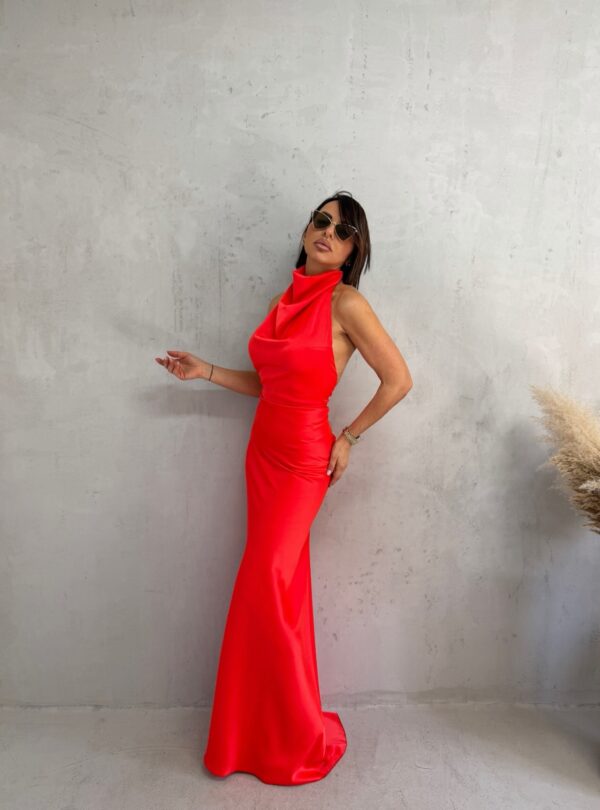Duga crvena satenska elegantna haljina otvorenih leđa i nabranog dekoltea