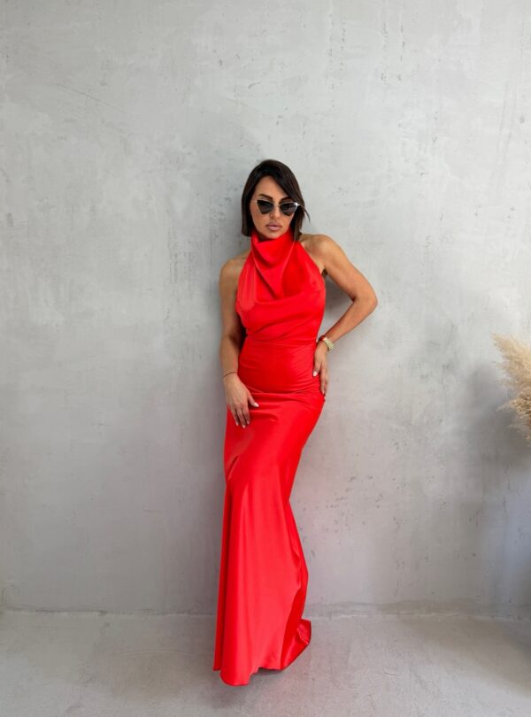 Duga crvena satenska elegantna haljina otvorenih leđa i nabranog dekoltea