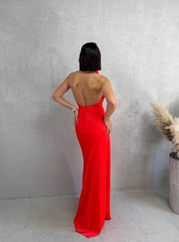 Duga crvena satenska elegantna haljina otvorenih leđa i nabranog dekoltea