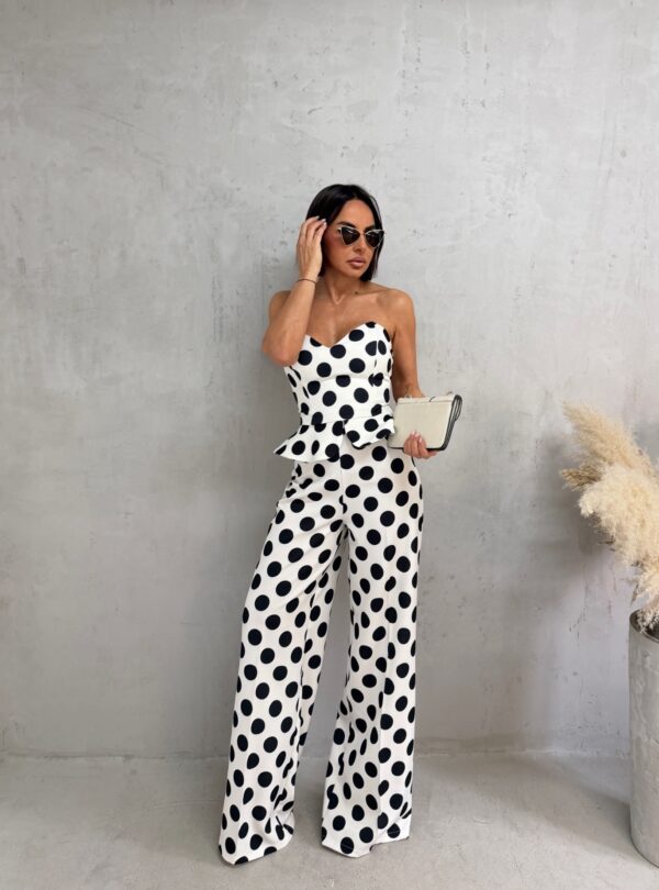 Beli tufnasti komplet peplum korseta i zvonastih pantalona visokog struka sa crnim tufnama