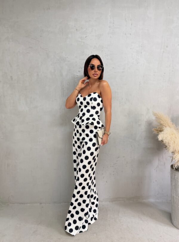 Beli tufnasti komplet peplum korseta i zvonastih pantalona visokog struka sa crnim tufnama