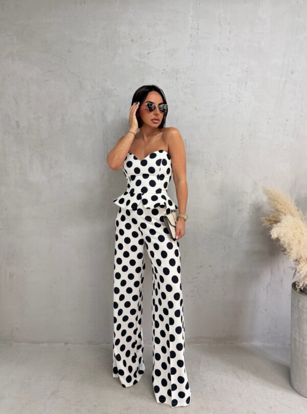 Beli tufnasti komplet peplum korseta i zvonastih pantalona visokog struka sa crnim tufnama