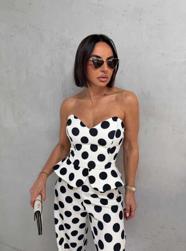 Beli tufnasti komplet peplum korseta i zvonastih pantalona visokog struka sa crnim tufnama