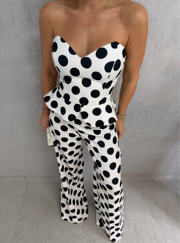 Beli tufnasti komplet peplum korseta i zvonastih pantalona visokog struka sa crnim tufnama