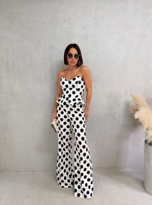 Beli tufnasti komplet peplum korseta i zvonastih pantalona visokog struka sa crnim tufnama