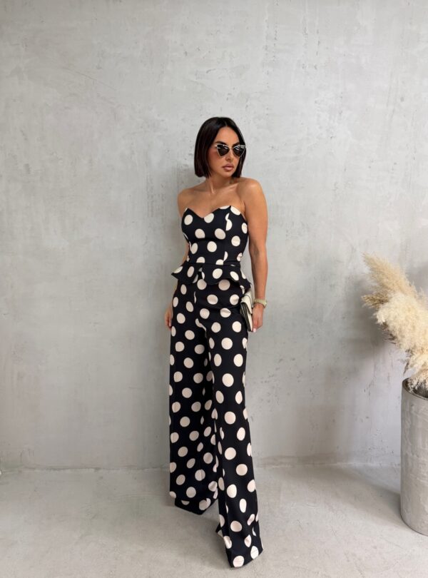 Crni tufnasti komplet peplum korseta i zvonastih pantalona visokog struka sa belim tufnama