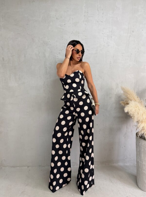 Crni tufnasti komplet peplum korseta i zvonastih pantalona visokog struka sa belim tufnama