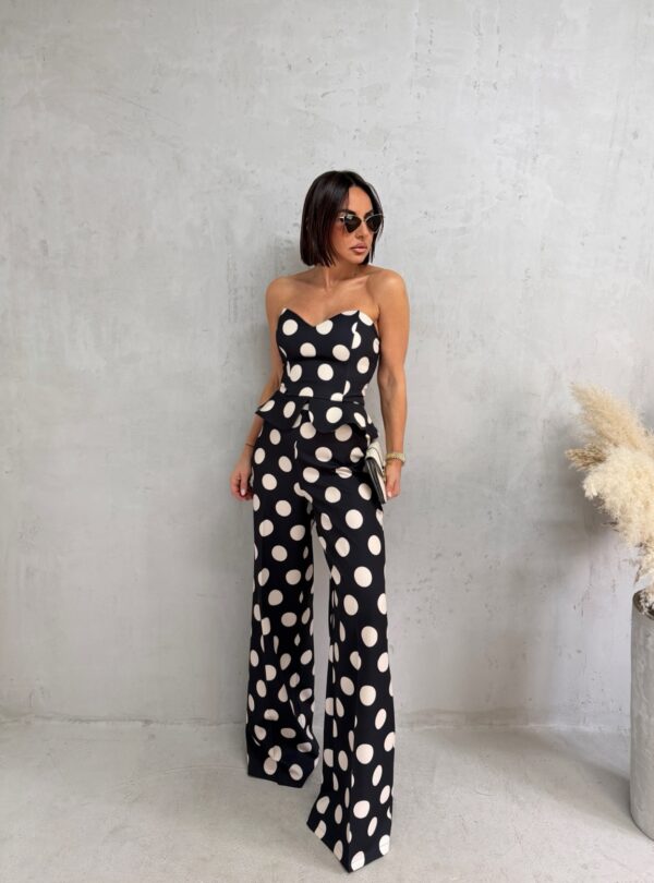 Crni tufnasti komplet peplum korseta i zvonastih pantalona visokog struka sa belim tufnama