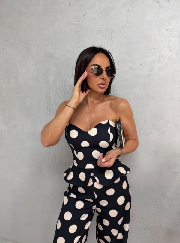 Crni tufnasti komplet peplum korseta i zvonastih pantalona visokog struka sa belim tufnama