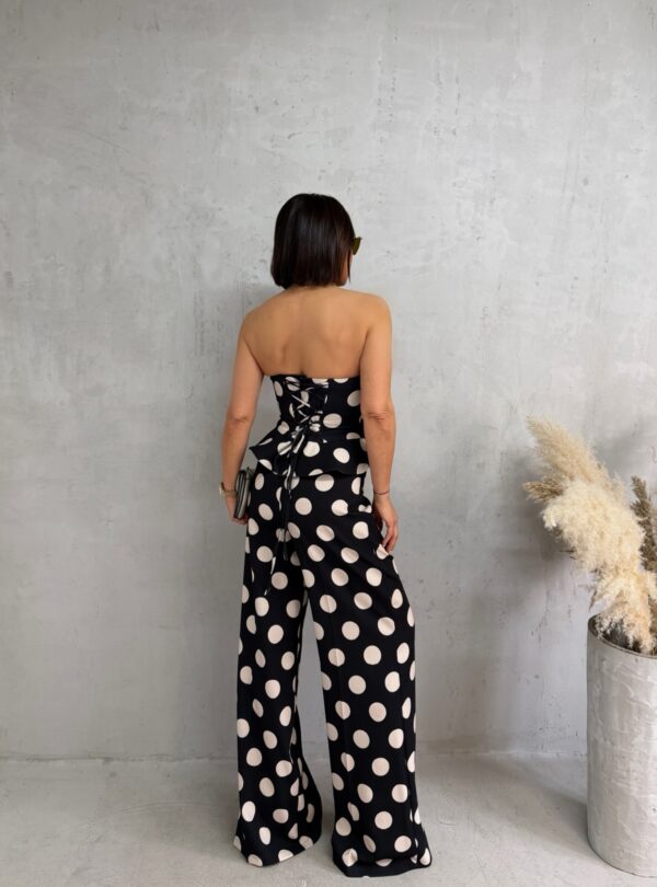 Crni tufnasti komplet peplum korseta i zvonastih pantalona visokog struka sa belim tufnama