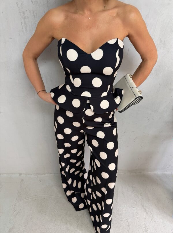 Crni tufnasti komplet peplum korseta i zvonastih pantalona visokog struka sa belim tufnama