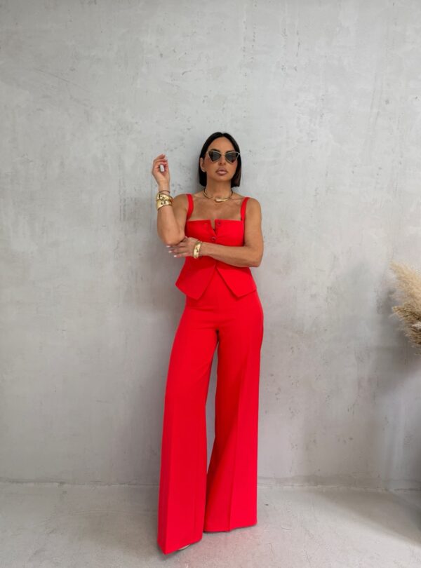 Crveni komplet korseta sa bretelama i zvonastih pantalona visokog struka