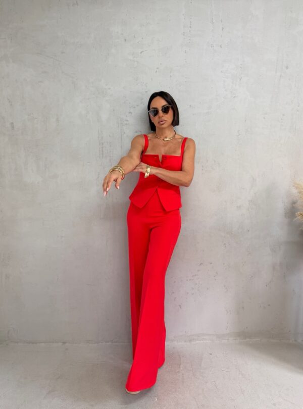 Crveni komplet korseta sa bretelama i zvonastih pantalona visokog struka