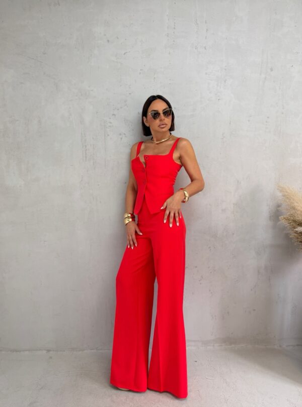 Crveni komplet korseta sa bretelama i zvonastih pantalona visokog struka