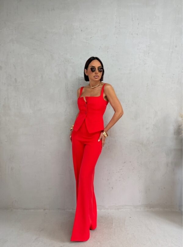 Crveni komplet korseta sa bretelama i zvonastih pantalona visokog struka