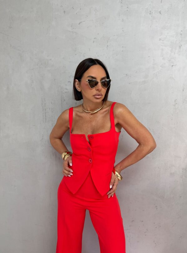 Crveni komplet korseta sa bretelama i zvonastih pantalona visokog struka