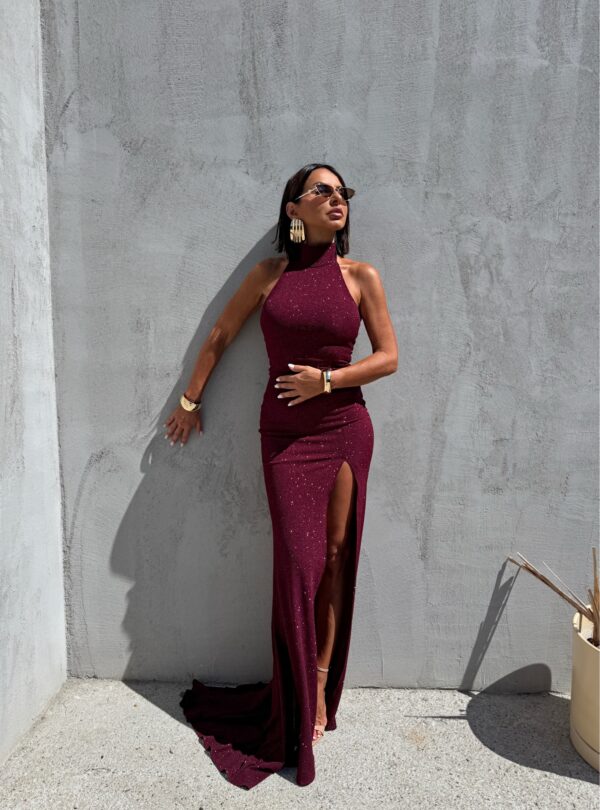 Bordo duga elegantna raskošna svetlucava haljina dubokog šlica sa visokom kragnom