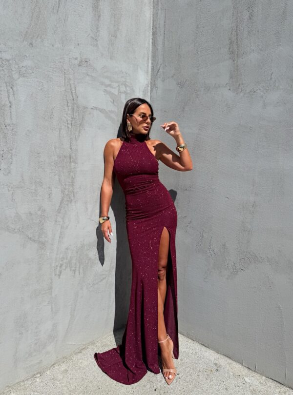 Bordo duga elegantna raskošna svetlucava haljina dubokog šlica sa visokom kragnom