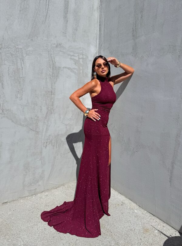 Bordo duga elegantna raskošna svetlucava haljina dubokog šlica sa visokom kragnom