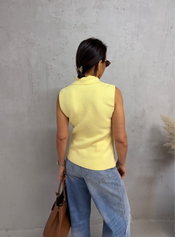 Žuti duži prsluk od trikotaže na kopčanje sa kragnom