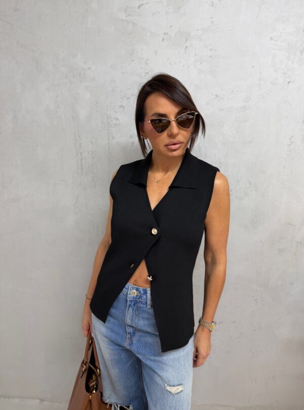 Crni duži prsluk od trikotaže na kopčanje sa kragnom