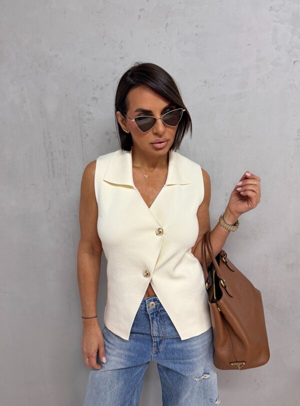 Beli duži prsluk od trikotaže na kopčanje sa kragnom