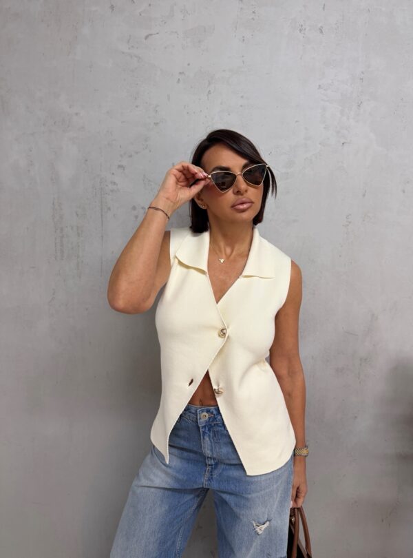 Beli duži prsluk od trikotaže na kopčanje sa kragnom