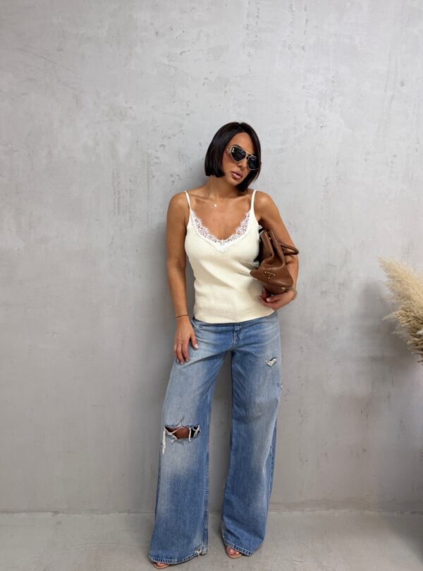 Basic mlečno bela majica na bretele od rebraste trikotaže sa čipkom