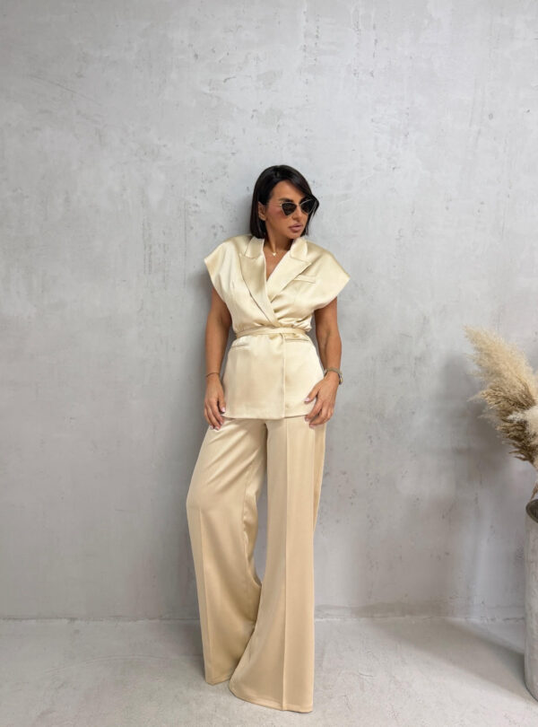 Satenski bež sjajni elegantni komplet zvonastih pantalona visokog struka i prsluka na vezivanje