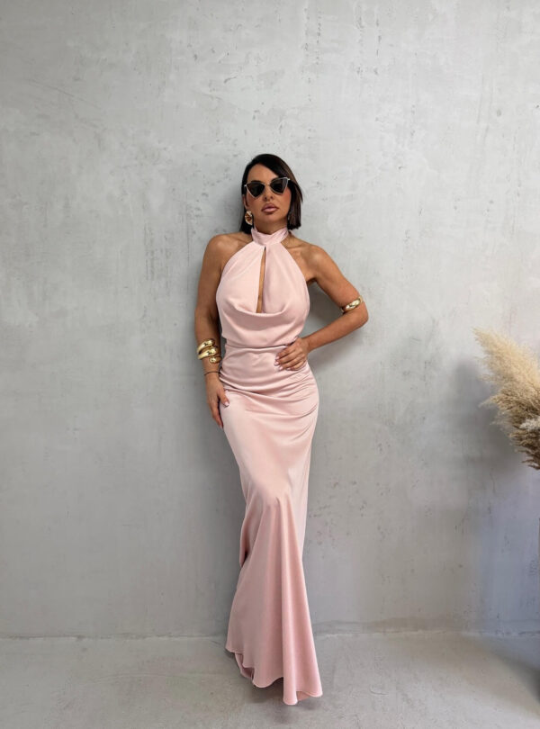 Duga roze elegantna satenska haljina otvorenih leđa sa rolka kragnom