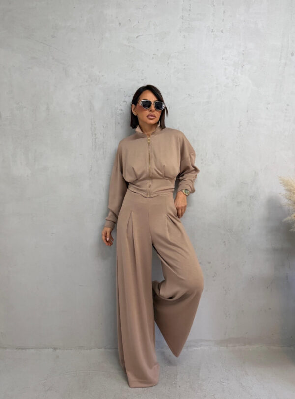Sportsko-elegantni svetlo braon komplet donjeg dela trenerki sa ultra širokim nogavicama i visokim strukom i strukiranom duksericom