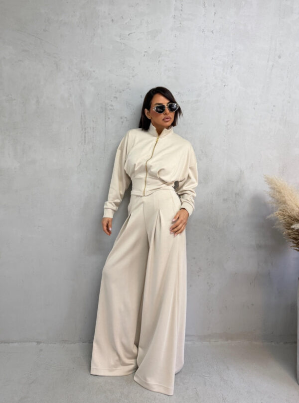 Sportsko-elegantni bež komplet donjeg dela trenerki sa ultra širokim nogavicama i visokim strukom i strukiranom duksericom