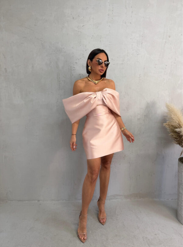 Mini roze satenska haljina ravnog kroja sa mašnom umesto rukava od sedefastog materijala