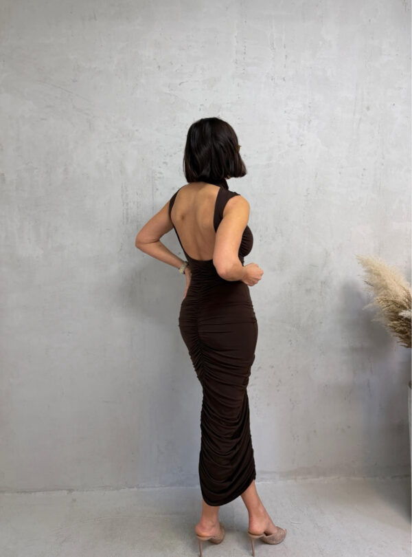 Uska braon midi nabrana haljina sa otvorenijim leđima