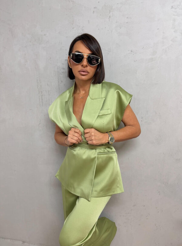 Satenski pistaći zeleni sjajni elegantni komplet zvonastih pantalona visokog struka i prsluka na vezivanje