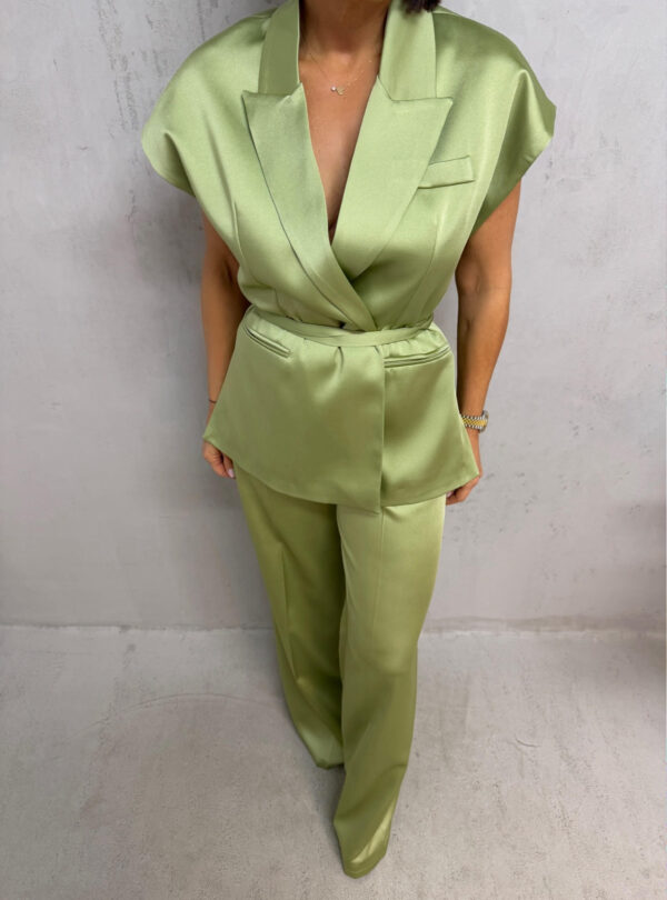 Satenski pistaći zeleni sjajni elegantni komplet zvonastih pantalona visokog struka i prsluka na vezivanje