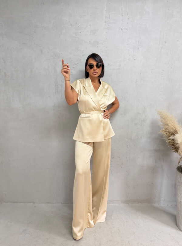 Satenski bež sjajni elegantni komplet zvonastih pantalona visokog struka i prsluka na vezivanje