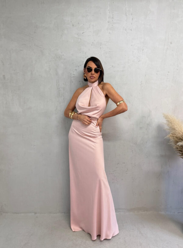 Duga roze elegantna satenska haljina otvorenih leđa sa rolka kragnom