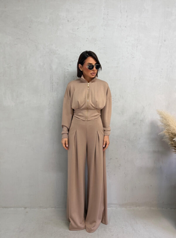 Sportsko-elegantni svetlo braon komplet donjeg dela trenerki sa ultra širokim nogavicama i visokim strukom i strukiranom duksericom