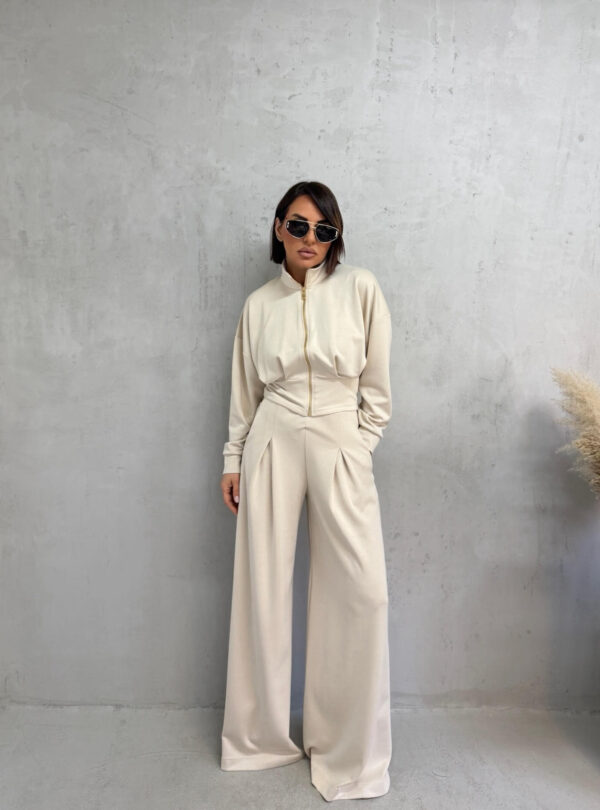Sportsko-elegantni bež komplet donjeg dela trenerki sa ultra širokim nogavicama i visokim strukom i strukiranom duksericom