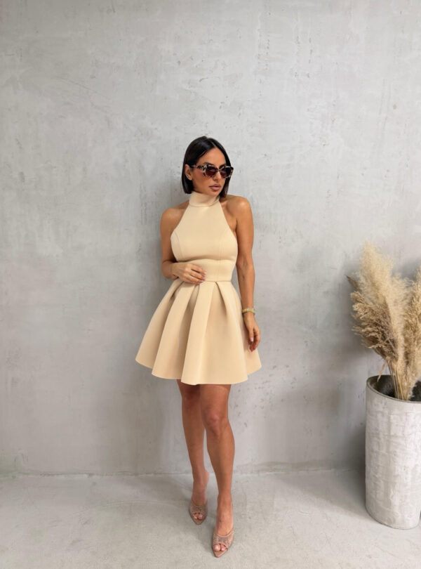 Mini bež elegantna haljina A kroja od čvrste skube sa rolka kragnom i otvorenim leđima