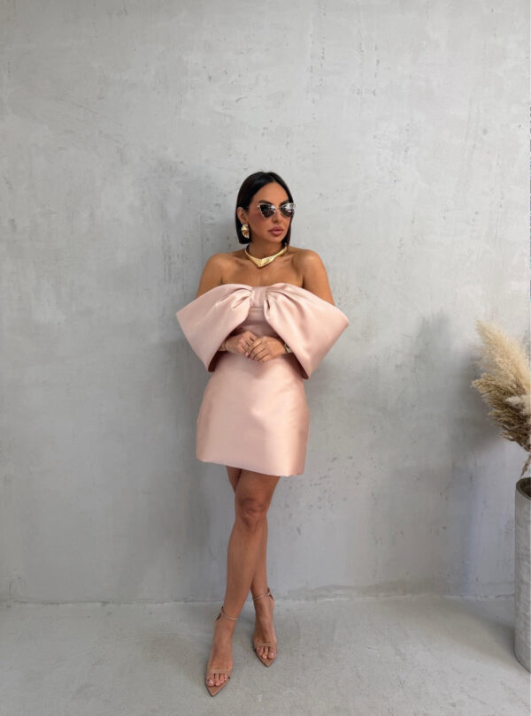 Mini roze satenska haljina ravnog kroja sa mašnom umesto rukava od sedefastog materijala