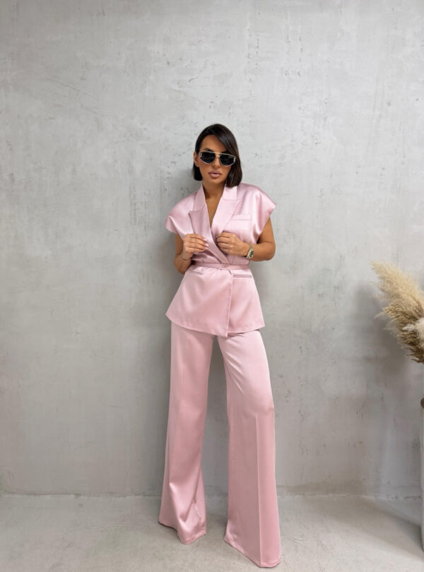 Satenski roze sjajni elegantni komplet zvonastih pantalona visokog struka i prsluka na vezivanje
